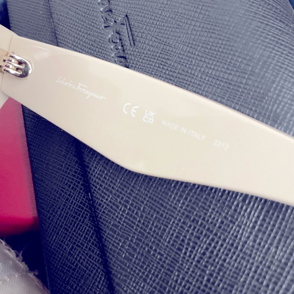 Salvatore Ferragamo Sunglasses, New - Picture 3 of 3